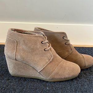 Toms tan suede wedge booties 7.5